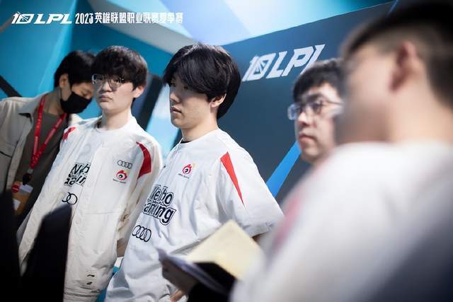 鹿在攻防两 鹿在攻防两